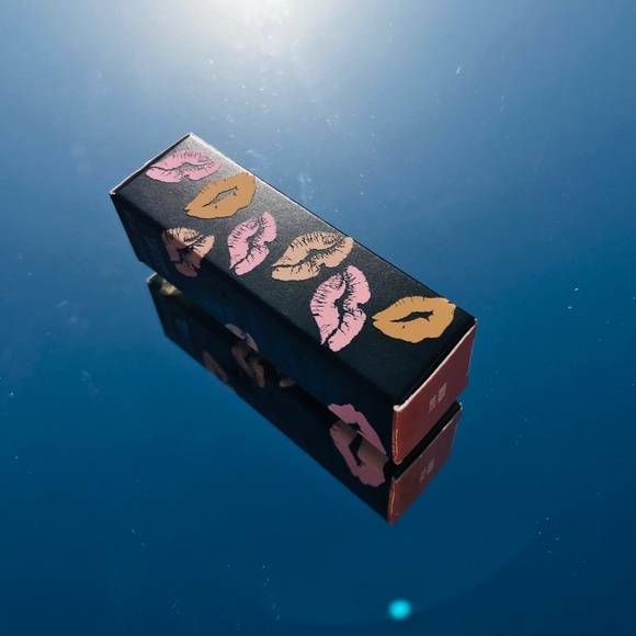 NOVA Kylie Cosmetics Matte Lipstick - Picture 6 of 10